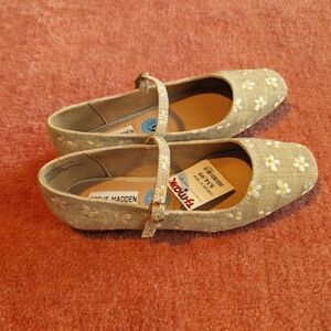 Steven Madden flat pumps with belt